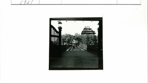 人群走过木桥前往华丽建筑.jpg