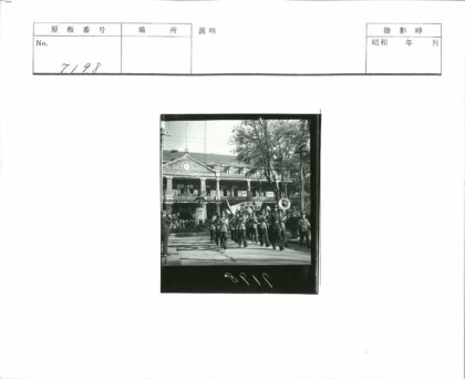 仪兵队游行与时钟建筑景观.jpg
