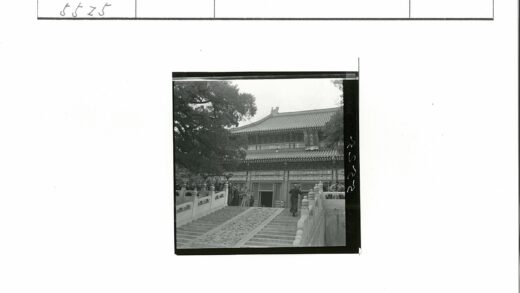 传统东亚建筑与人群.jpg
