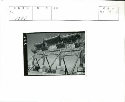 传统中国大门雕刻华丽晴空映衬.jpg