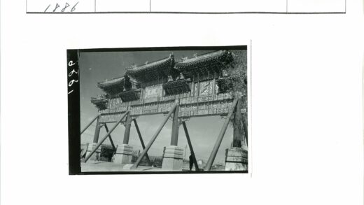 传统中国大门雕刻华丽晴空映衬.jpg