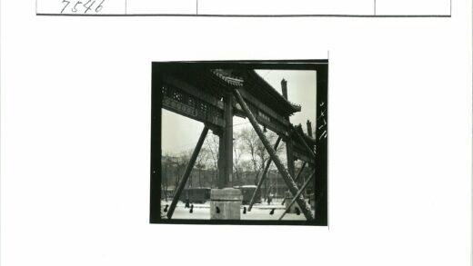 传统中国建筑与冬季城市电车景观.jpg
