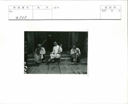 传统乐手砖砌建筑前演奏.jpg