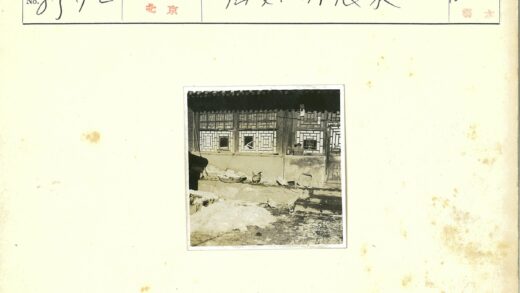 传统乡村建筑与鸡群生活场景.jpg