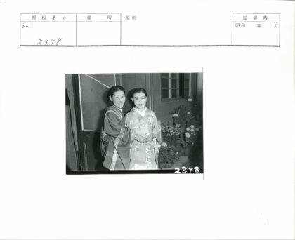 传统和服女子窗前赏盆栽.jpg