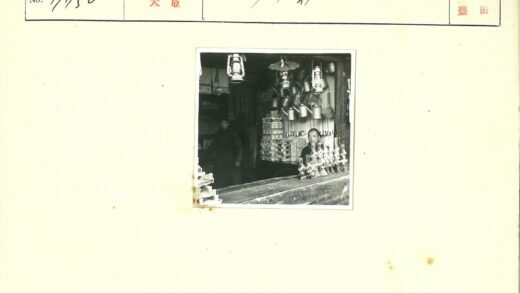 传统商店陈列灯笼水壶油灯.jpg