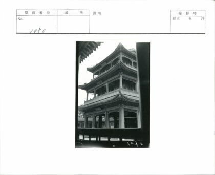 传统多层建筑华丽屋顶细节.jpg
