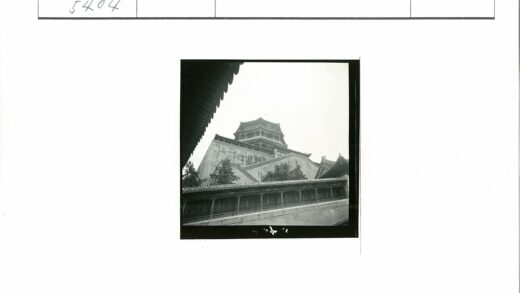 传统多层建筑屋顶与石墙景观.jpg