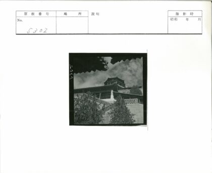 传统多层木构中国建筑与自然景观.jpg