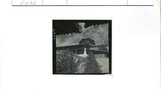 传统多层木构中国建筑与自然景观.jpg