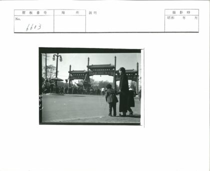 传统大门前亲子牵手街景.jpg