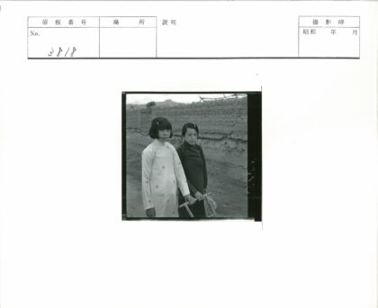 传统妇女与山区土路.jpg