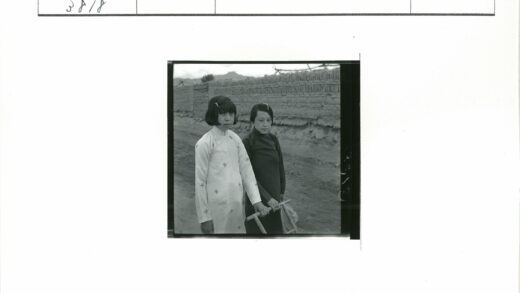 传统妇女与山区土路.jpg