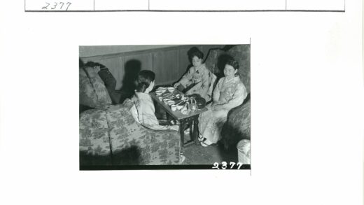 传统妇女围桌茶话.jpg