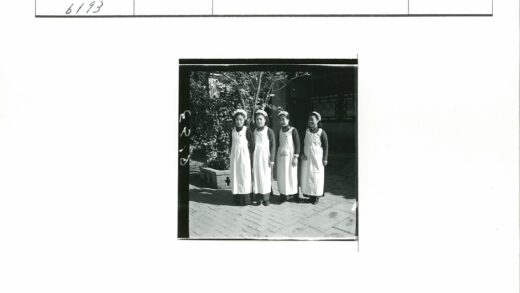 传统妇女户外合影.jpg