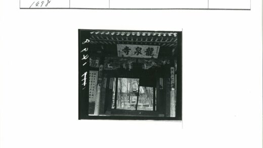 传统寺庙入口与冬日庭院景观.jpg