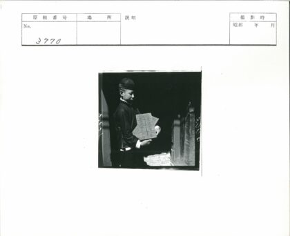 传统工匠展示雕刻文物.jpg