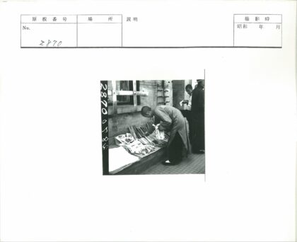传统工匠检查竹竿与建筑.jpg
