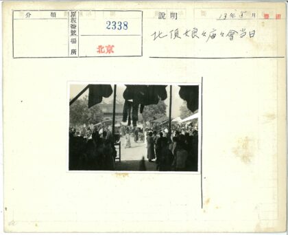 传统市场人潮与摊位景象.jpg