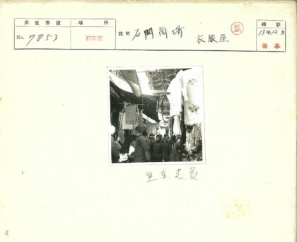 传统市场服饰摊位街景.jpg