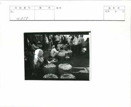 传统市场水果摊贩人群聚集.jpg