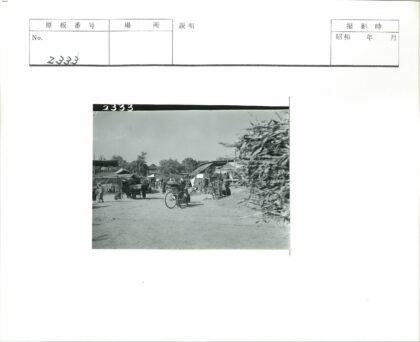 传统市场黄包车与行人街景.jpg