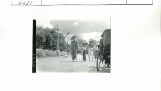 传统帽行人绿荫路人力车.jpg