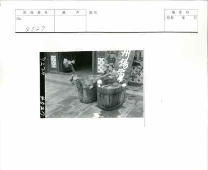 传统店铺前的水桶荷花与自行车轮.jpg