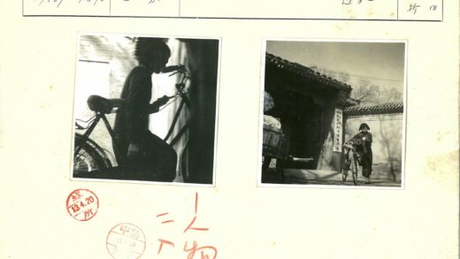 传统庭院大门前的女子.jpg