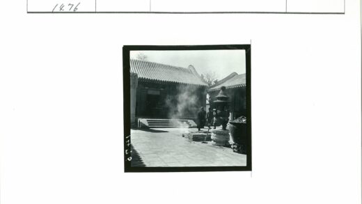 传统庭院香炉与台阶建筑.jpg