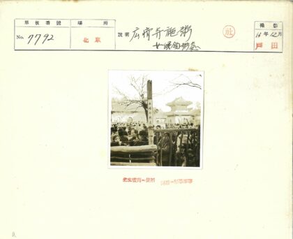 传统建筑与人群聚集场景.jpg