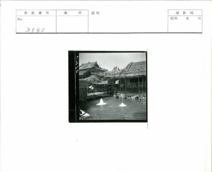 传统建筑与喷泉池塘景观.jpg