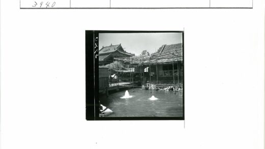 传统建筑与喷泉池塘景观.jpg