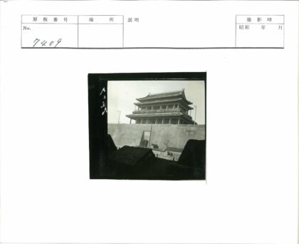 传统建筑与砖墙庭院景观.jpg