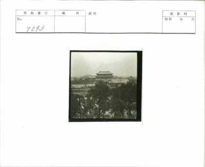 传统建筑与绿色自然景观.jpg