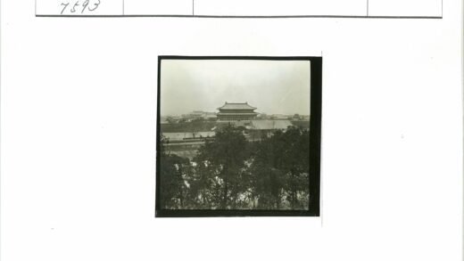 传统建筑与绿色自然景观.jpg