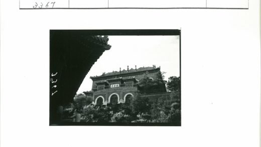 传统建筑与自然美景.jpg