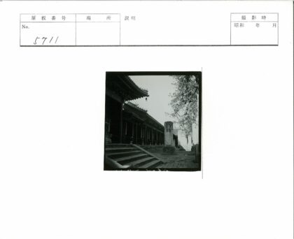传统建筑与自然融合的宁静景观.jpg