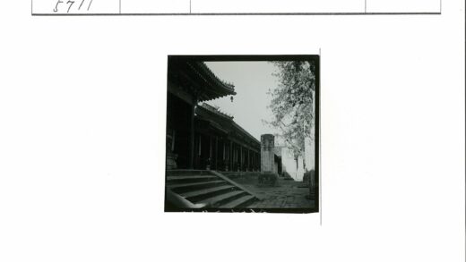 传统建筑与自然融合的宁静景观.jpg