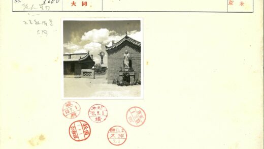 传统建筑与风车云天下景.jpg