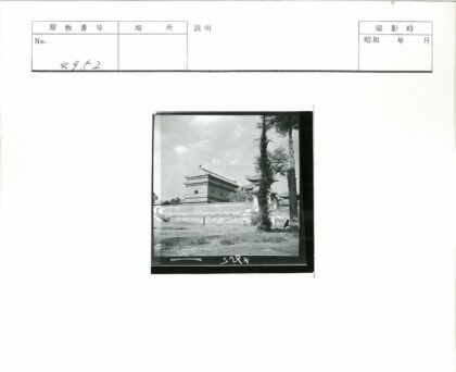 传统建筑云雾天空绿树掩映.jpg