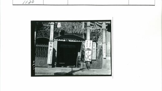 传统建筑入口装饰横幅灯笼特写.jpg