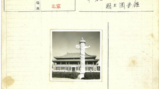 传统建筑分层屋顶与雕刻石柱.jpg