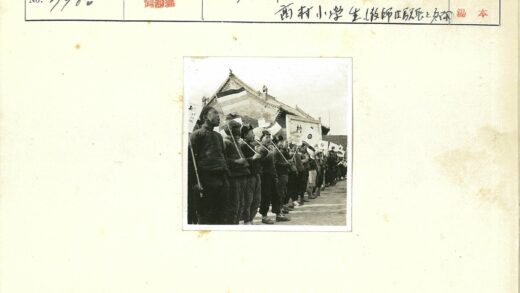 传统建筑前举旗人群合影.jpg