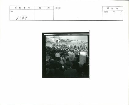 传统建筑前人群分发物资.jpg