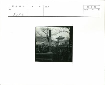 传统建筑前人群聚集.jpg