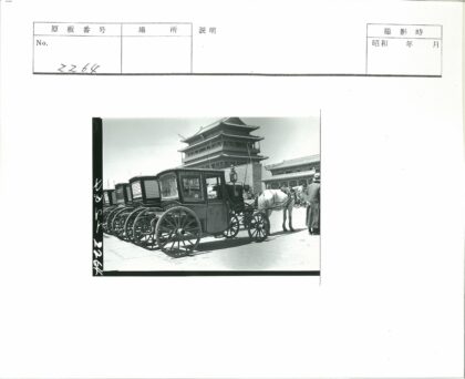 传统建筑前停放的马车街景.jpg