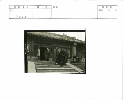 传统建筑前僧侣下石阶.jpg