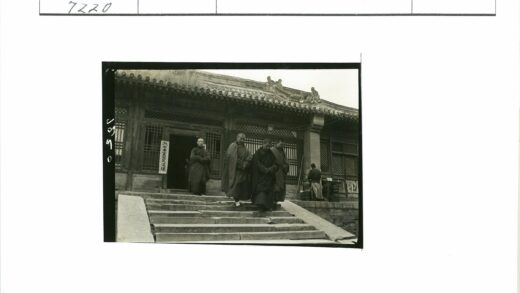 传统建筑前僧侣下石阶.jpg