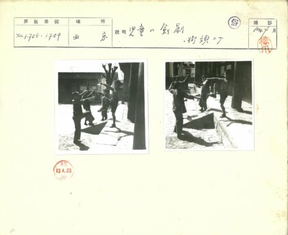 传统建筑前儿童武术练习.jpg